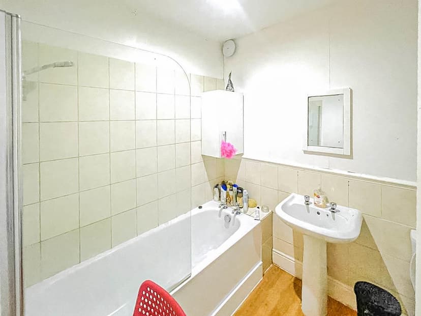 Room 2, 13 Melrose Place - Image 5