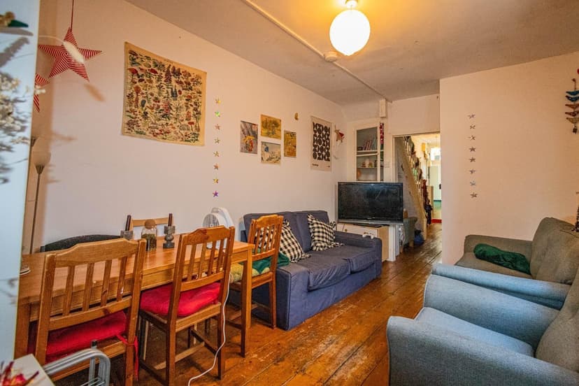 21 Court Road - Image 3