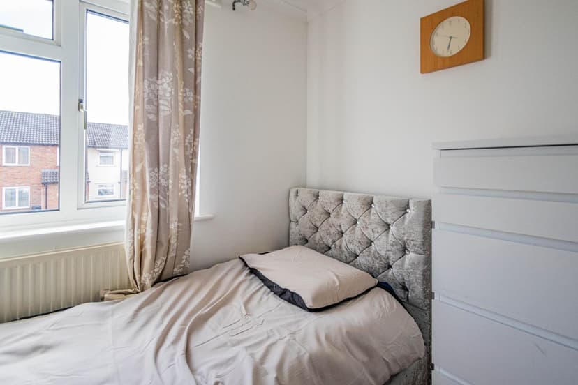 Room 1, 5 Britannia Crescent - Image 3