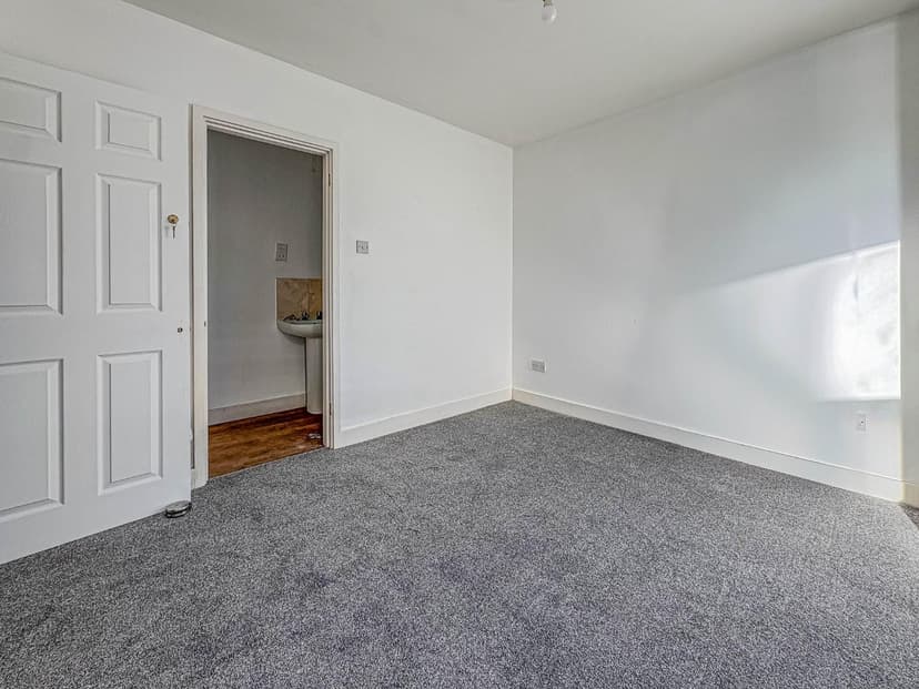 202A Wick Road - Image 10
