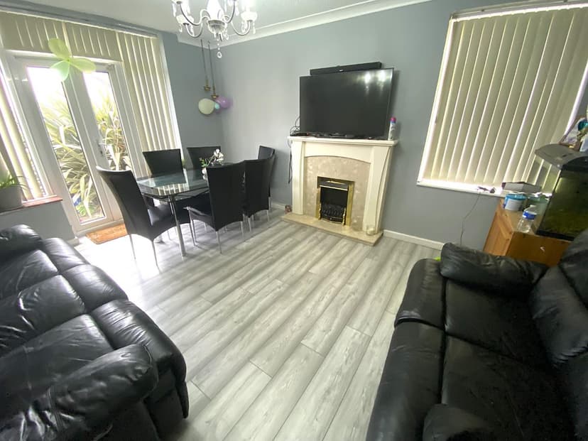 39 Elm Park - Image 2