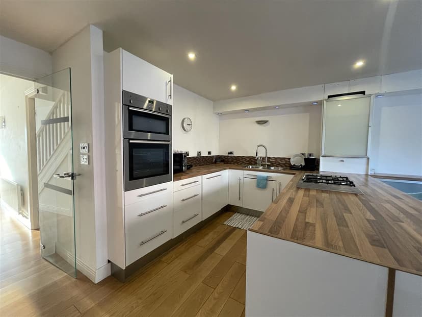 25 Park Wharf Haslam Street - Image 4