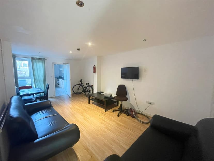 3 Frederick Grove - Image 1