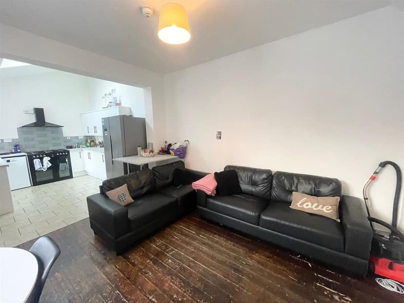 20 Bute Avenue - Image 2