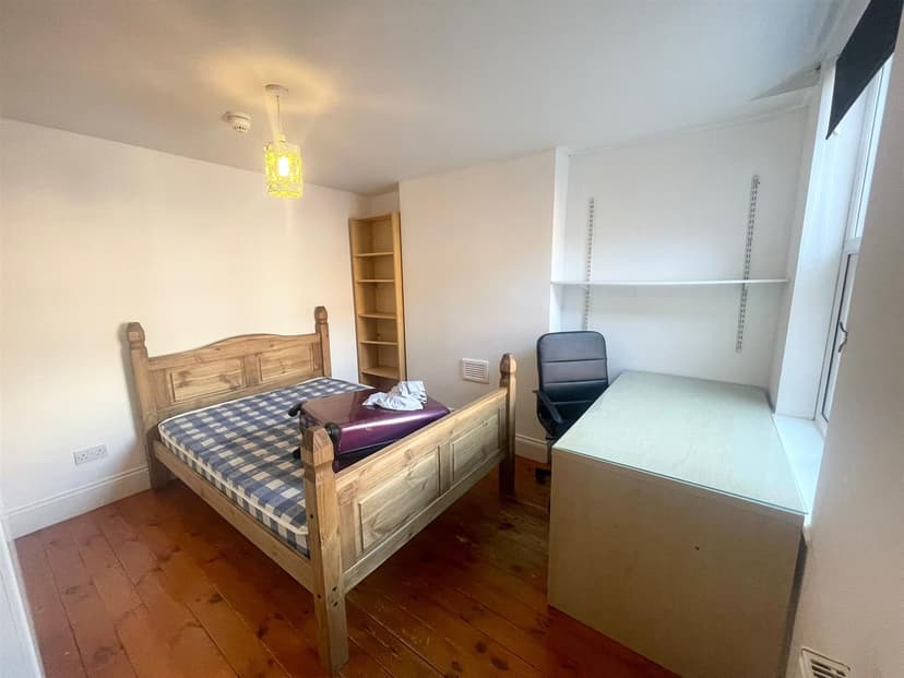 16 Bute Avenue - Image 9