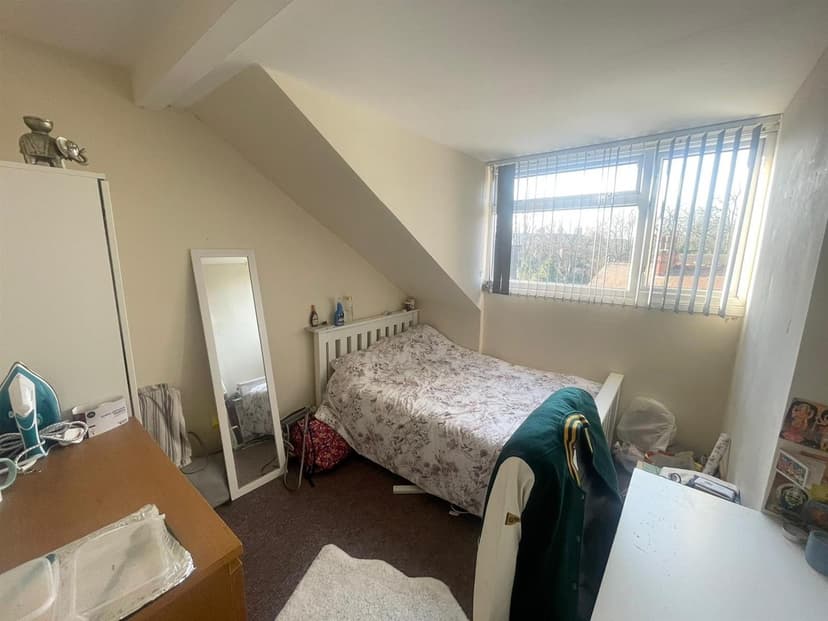 21 Midland Avenue - Image 1