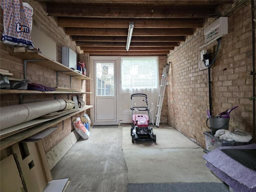 118 Waltham Close - Image 4