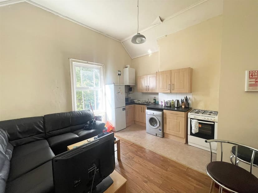 Flat 3 26 Annesley Grove - Image 1