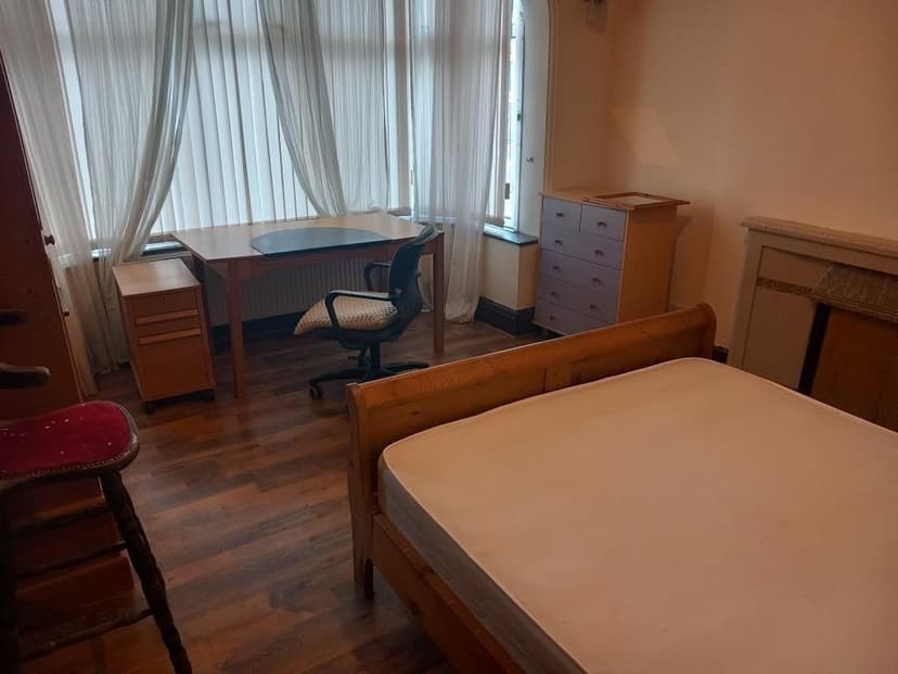 24 Rolleston Drive - Image 16