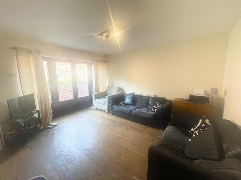 7 Yeomans Court Clumber Road West - Image 3