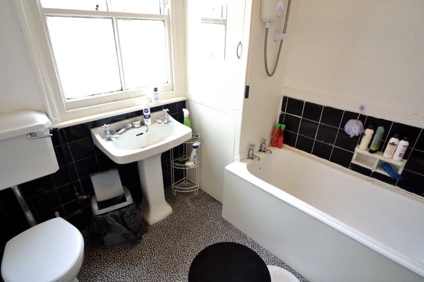 Flat 2 12 Albert Road - Image 3