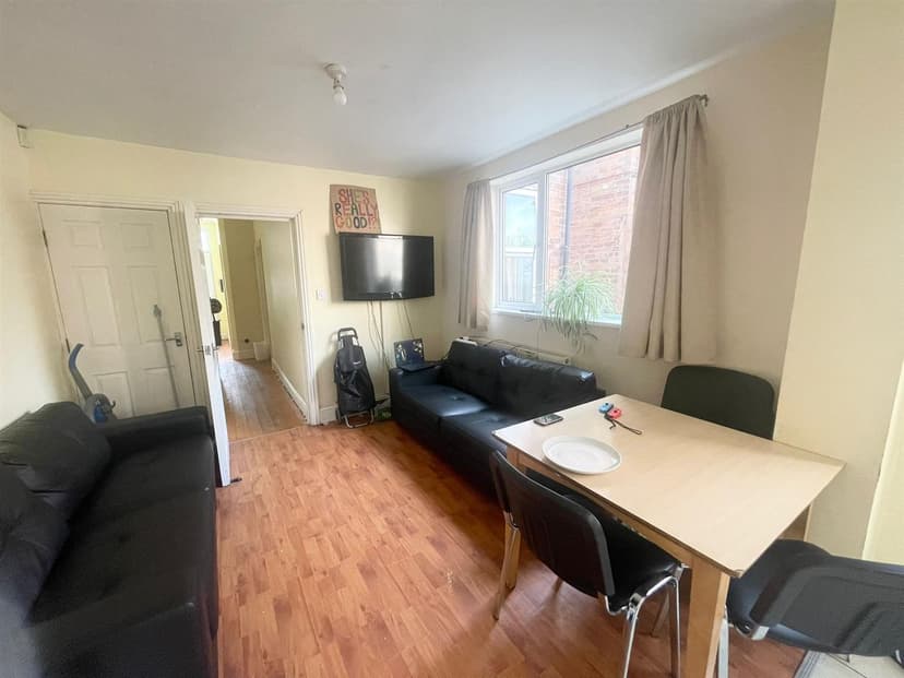 4 Kimbolton Avenue - Image 2