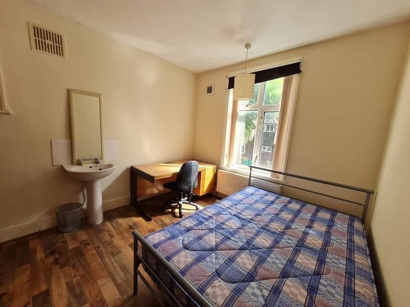 24 Rolleston Drive - Image 13