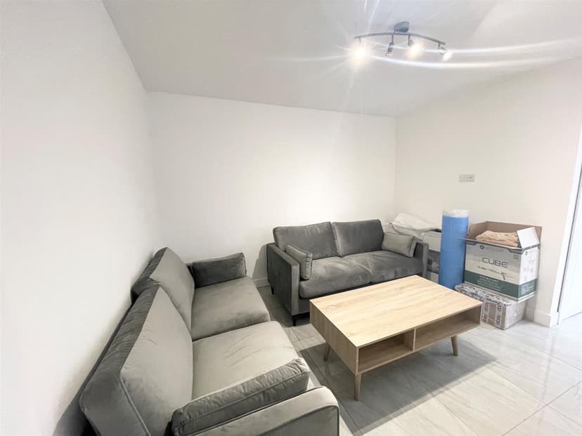 34 Coventry Road - Image 13