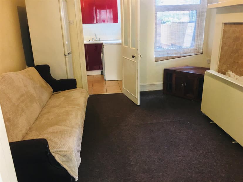 Flat 1 10 Albert Road - Image 2