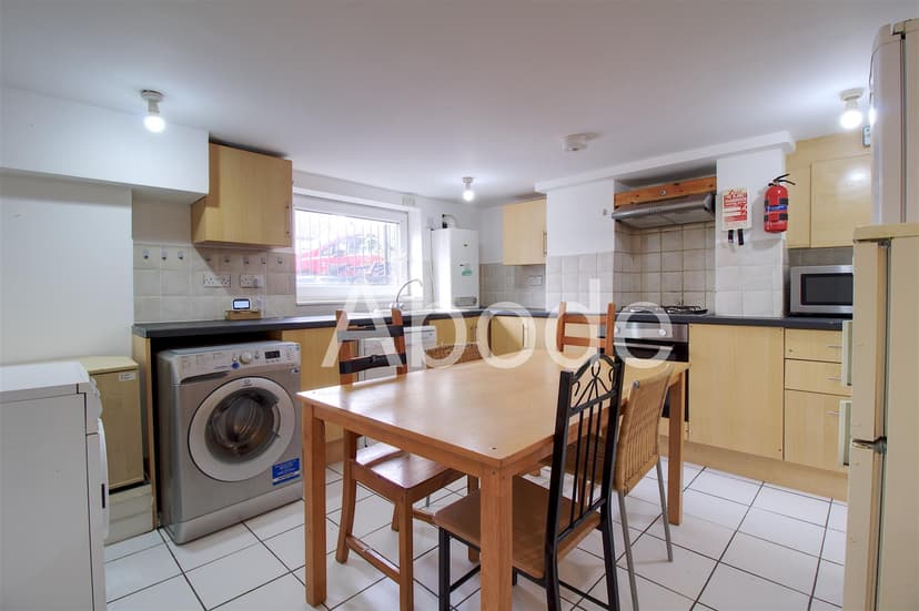 18 Spring Grove Walk - Image 1