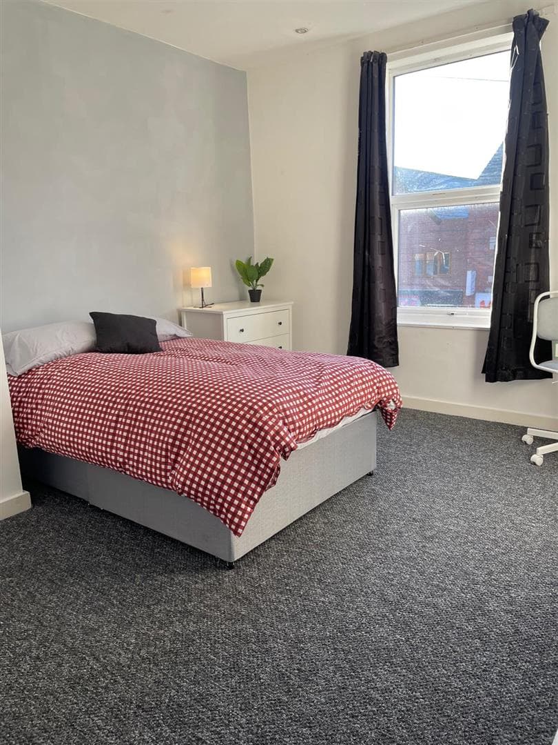 46 Queens Road* - Image 1