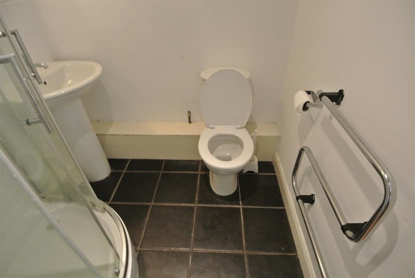 Apt 5, 5 Holborn Central - Image 4