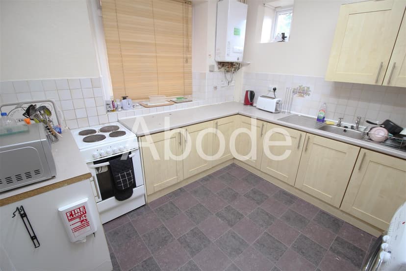 52b Cardigan Road - Image 2