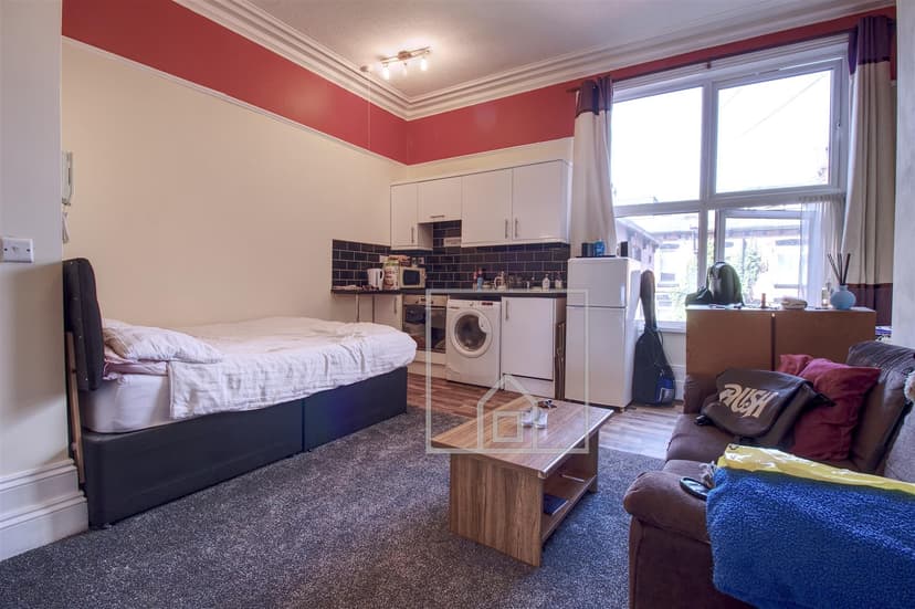 Flat 2, 163 Hyde Park Road - Image 1