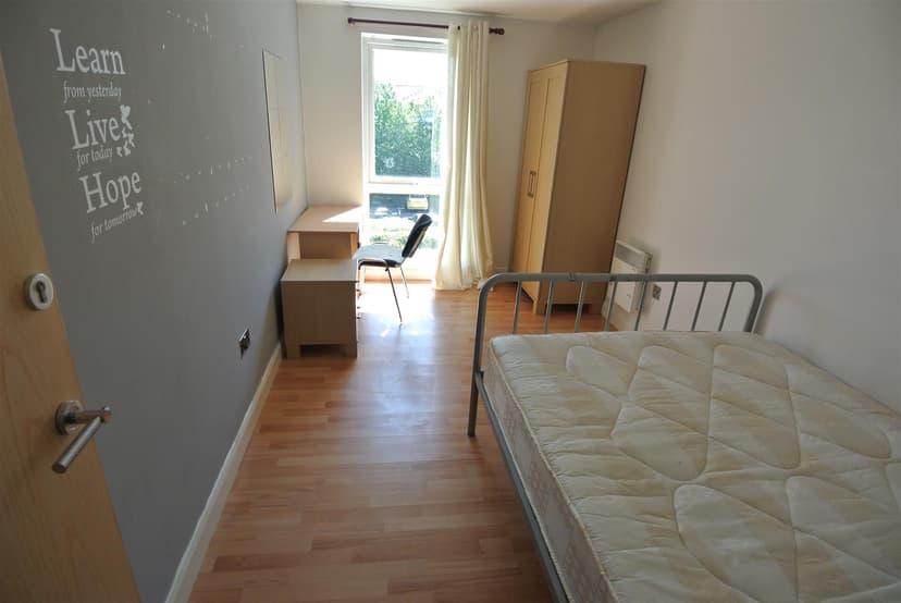 Apt 5, 5 Holborn Central - Image 5