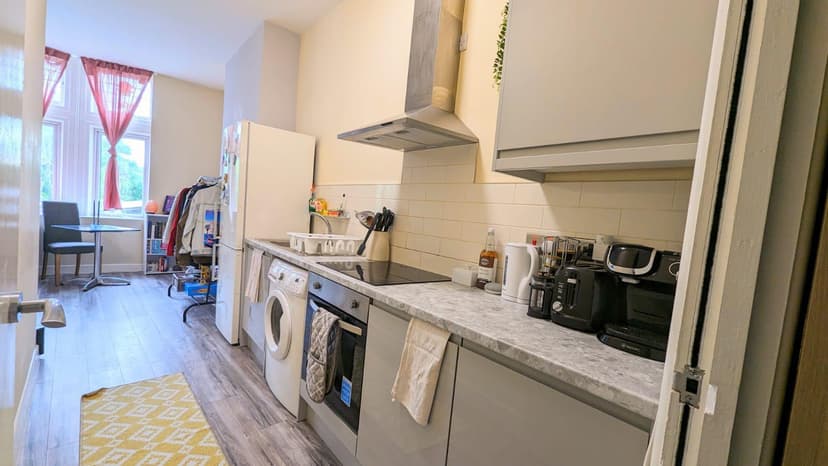 1b The Crescent - Image 3