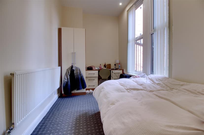 236 Kirkstall Lane - Image 5