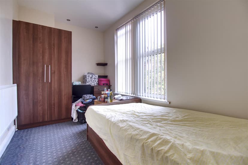 236 Kirkstall Lane - Image 9