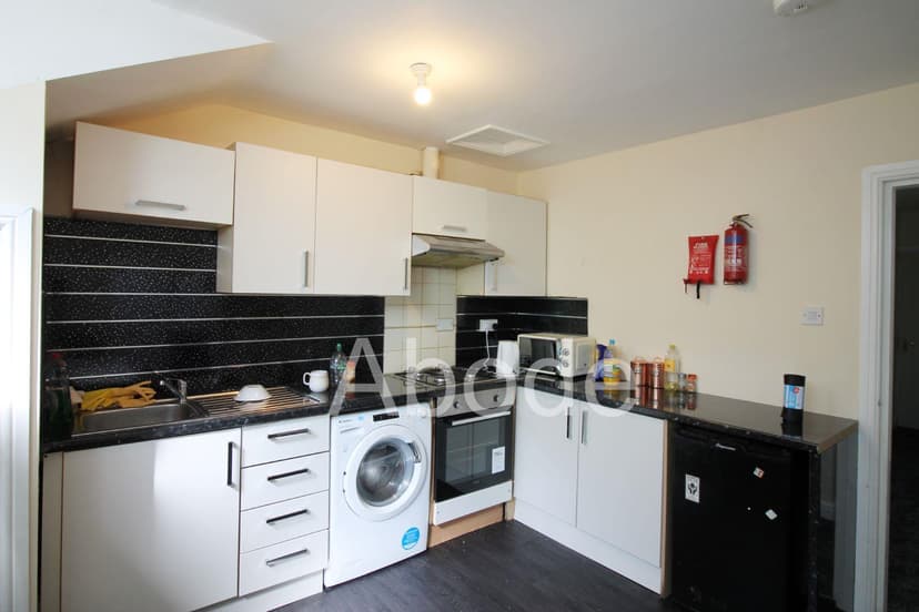 Apt 10, 69 Clarendon Road - Image 1