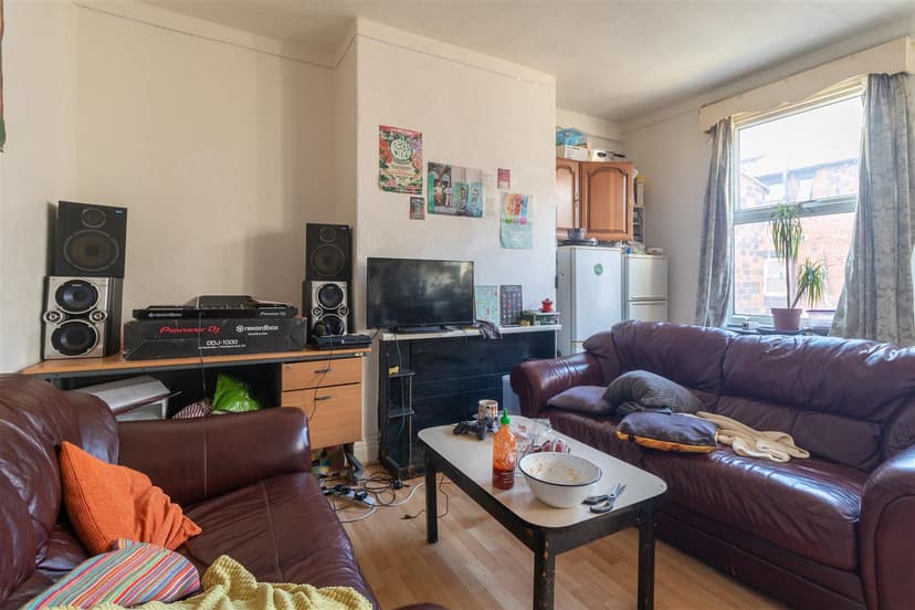 37 Brudenell Mount - Image 2