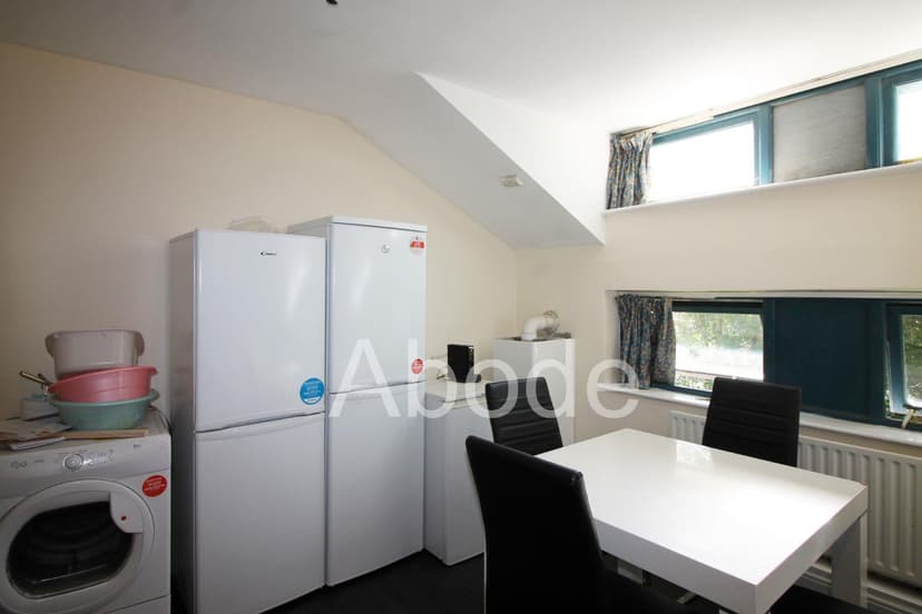 Apt 10, 69 Clarendon Road - Image 2