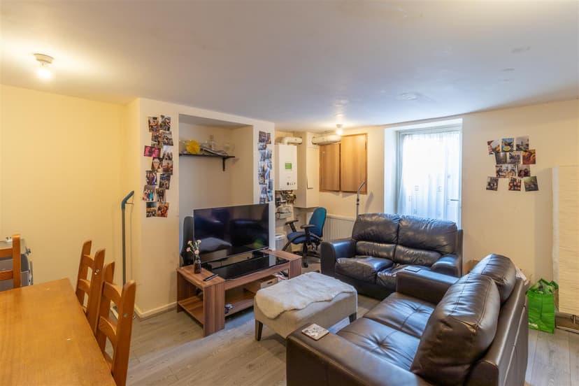 19 Royal Park Avenue - Image 1