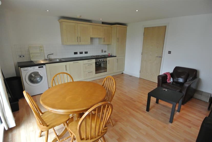 Apt 5, 5 Holborn Central - Image 6