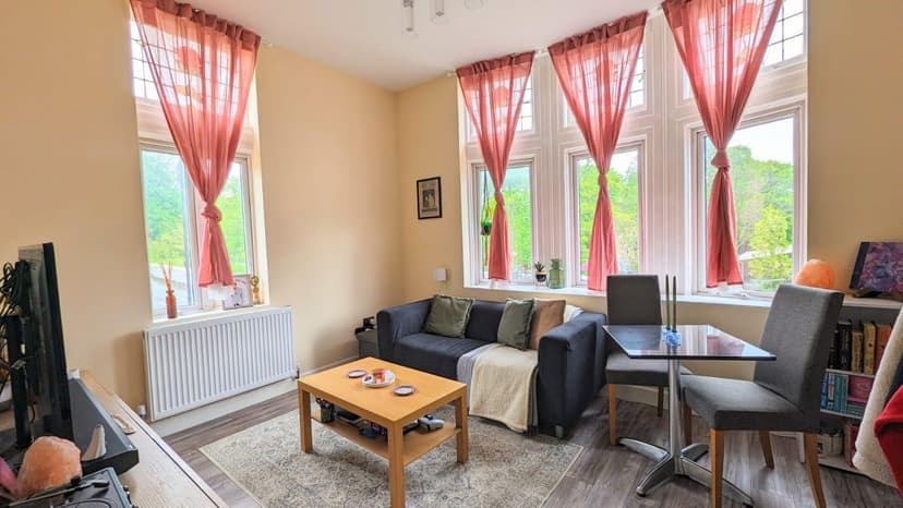 1b The Crescent - Image 2