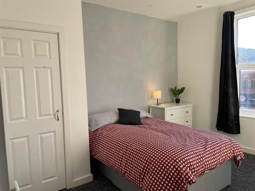 46 Queens Road* - Image 2