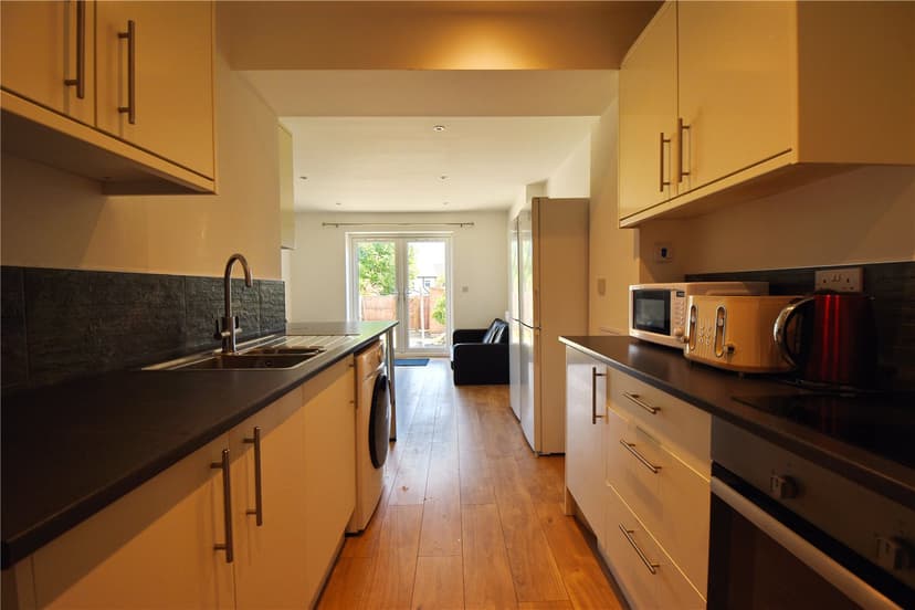 38, Fourth Avenue - Image 3