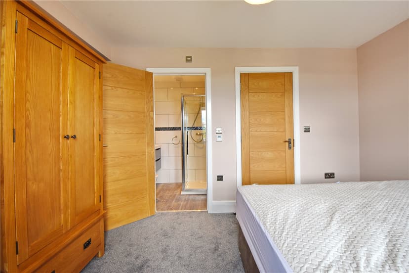 Room 1, Station Road - Image 4