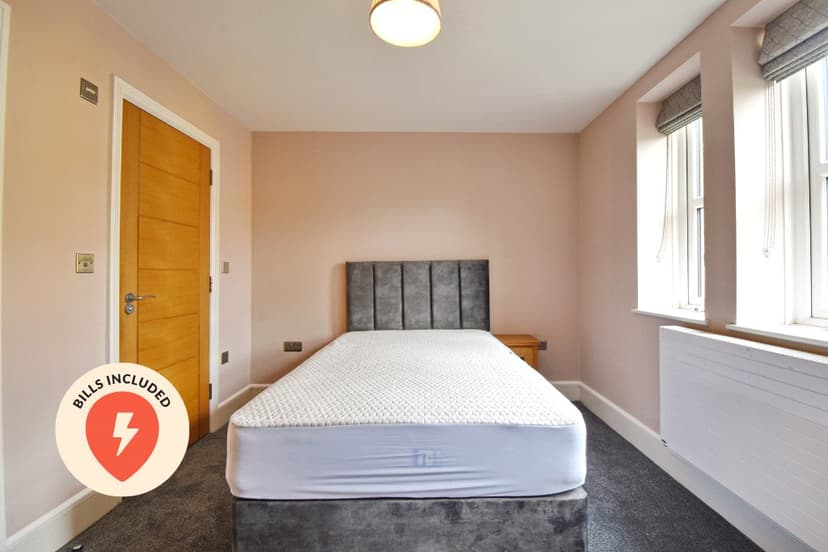 Room 2, Station Road - Image 1