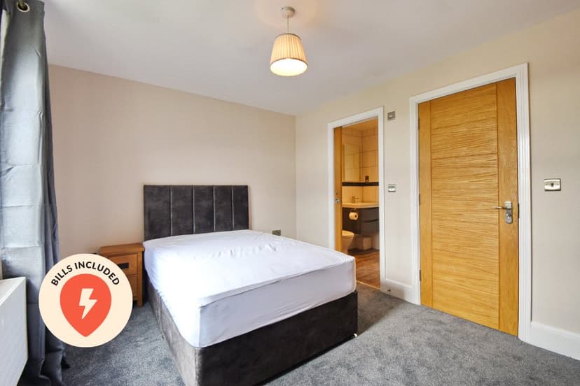Room 3, Station Road - Image 1