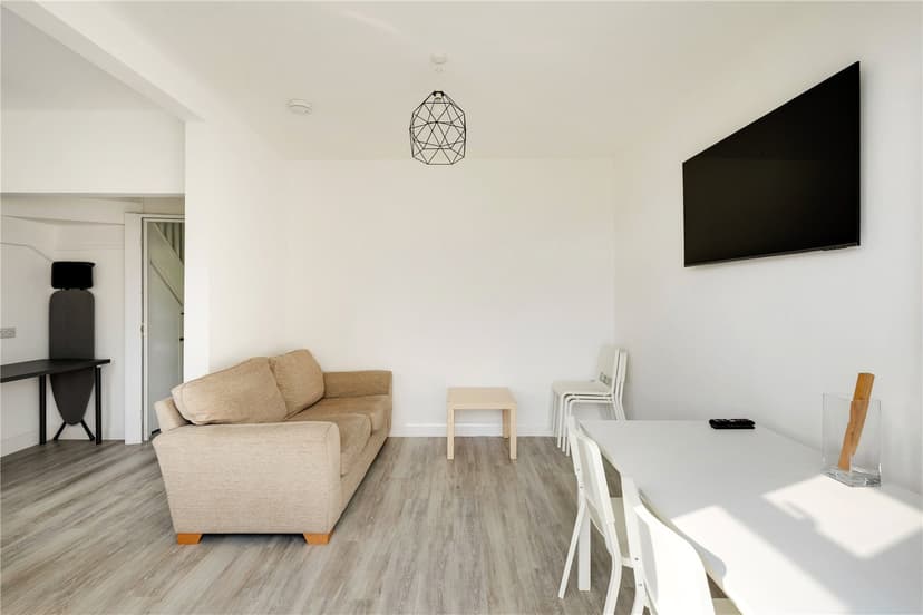 Room 2, Monks Park Avenue - Image 9