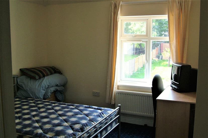 68, Gibbins Road - Image 3