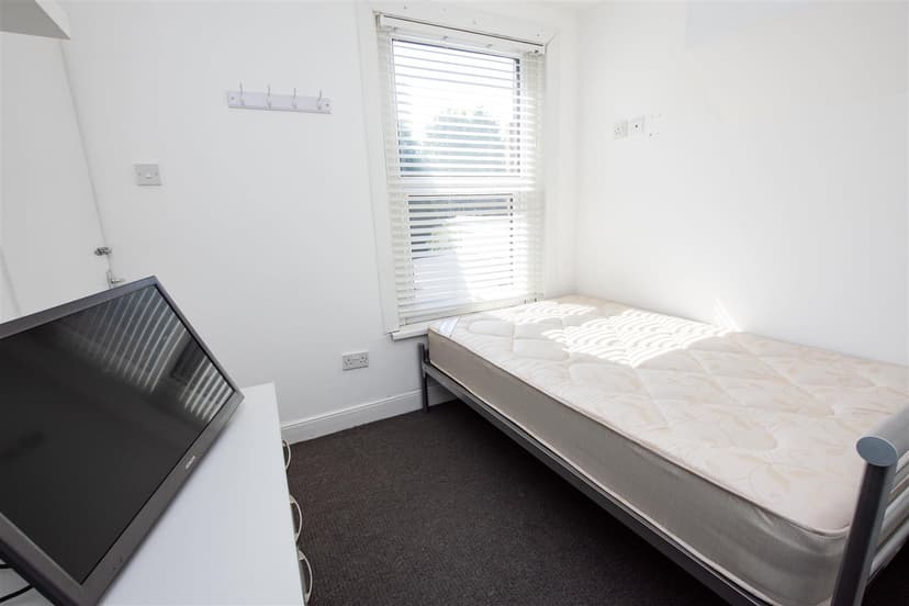 220, Dawlish Road - Image 4