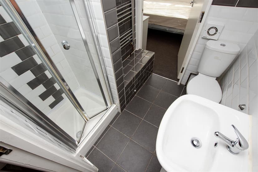 220, Dawlish Road - Image 3