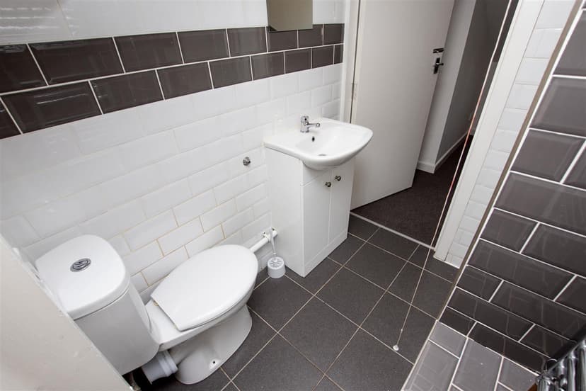 220, Dawlish Road - Image 2