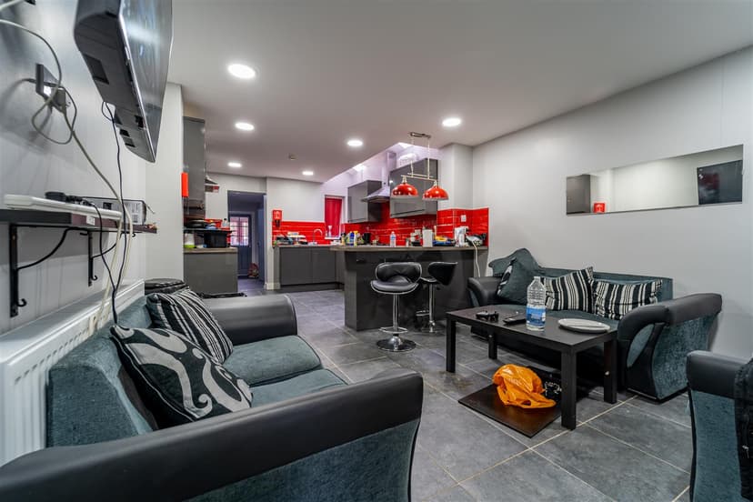 240, Hubert Road - Image 13