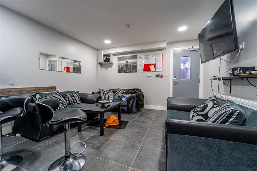 240, Hubert Road - Image 11