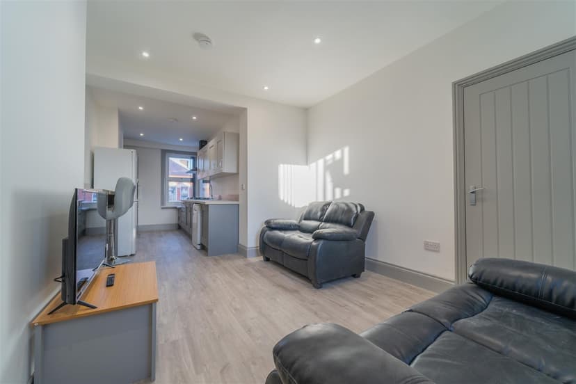 120a, Raddlebarn Road - Image 13