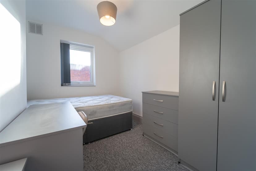120a, Raddlebarn Road - Image 4