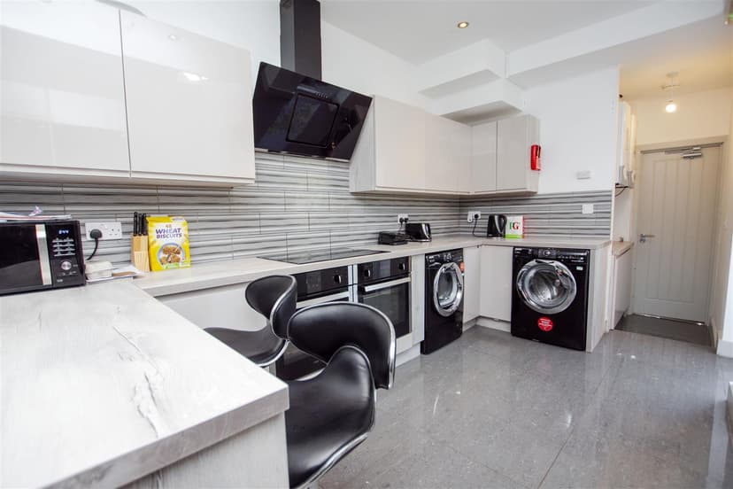 49, Harrow Road - Image 15