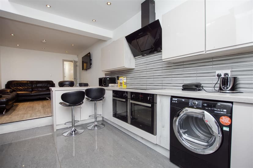 49, Harrow Road - Image 14